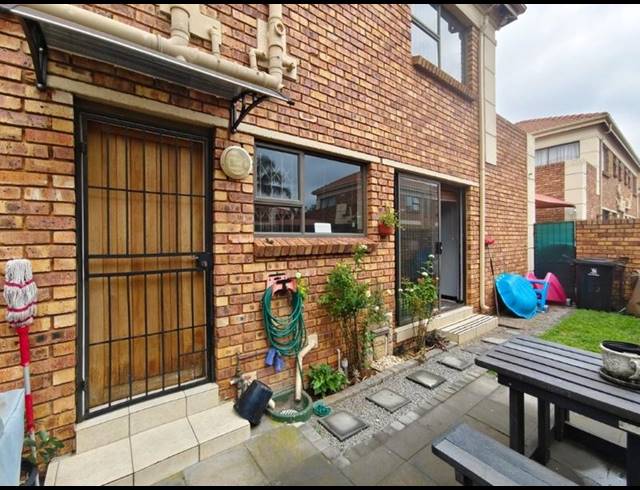 3 BEDROOM TOWNHOUSE FOR SALE IN FLORENTIA